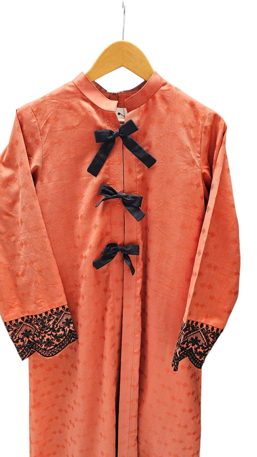 Coral Bow Elegance 🧡