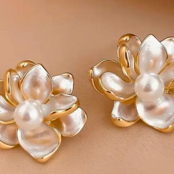 Elegant White Flower & Faux Imitation Pearl Stud Earrings