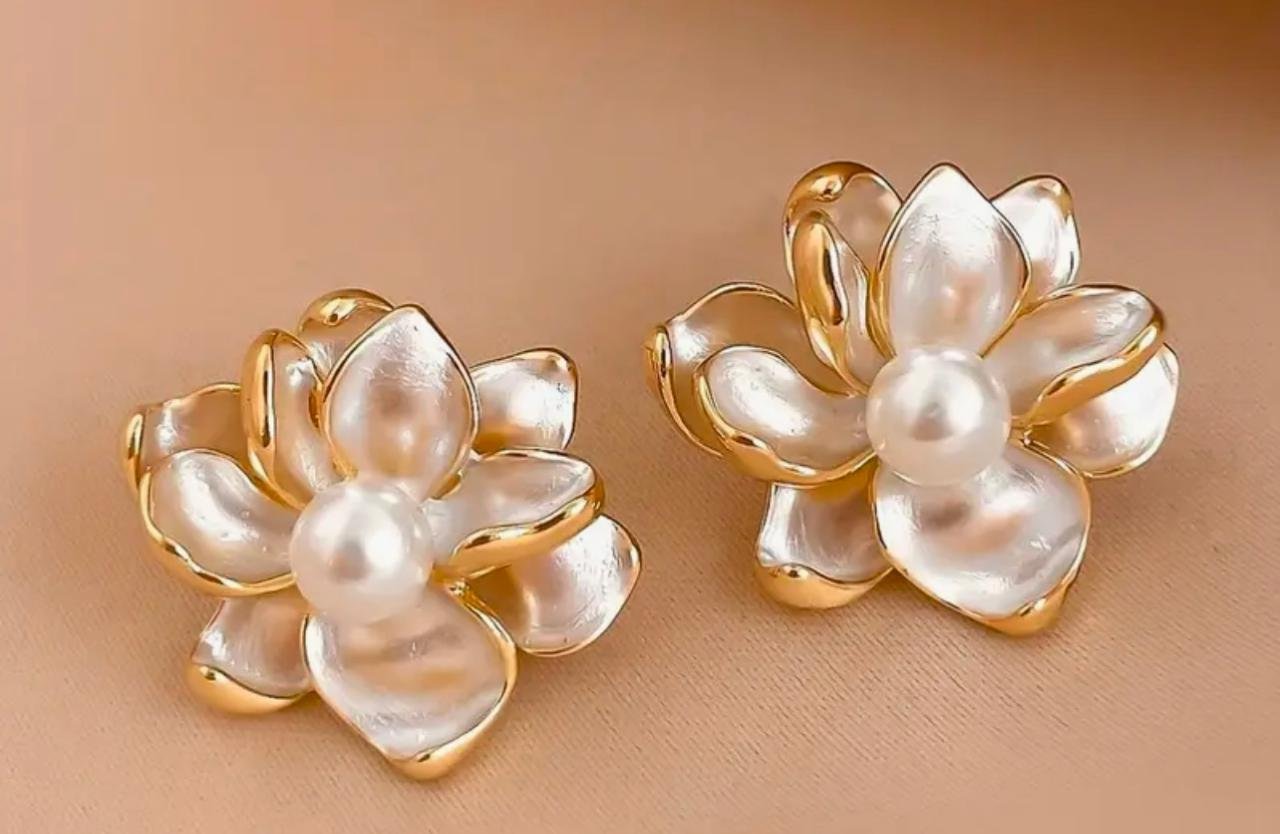 Elegant White Flower & Faux Imitation Pearl Stud Earrings