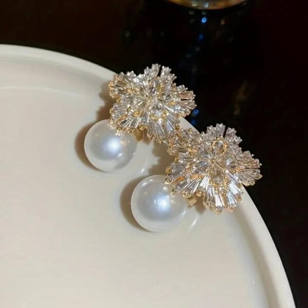 5 WORKING DAYS A pair of snowflake imitation pearl earrings