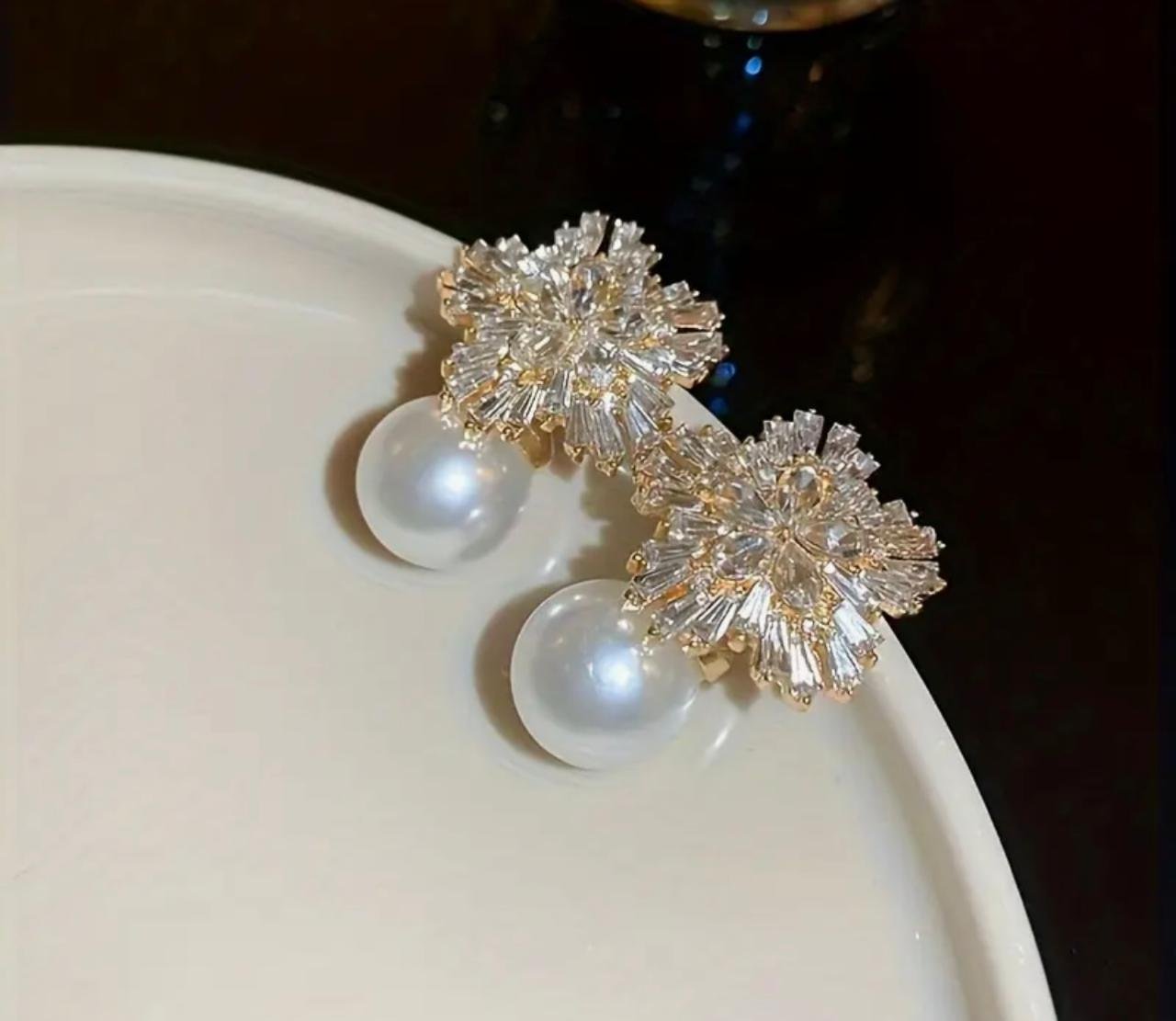 5 WORKING DAYS A pair of snowflake imitation pearl earrings