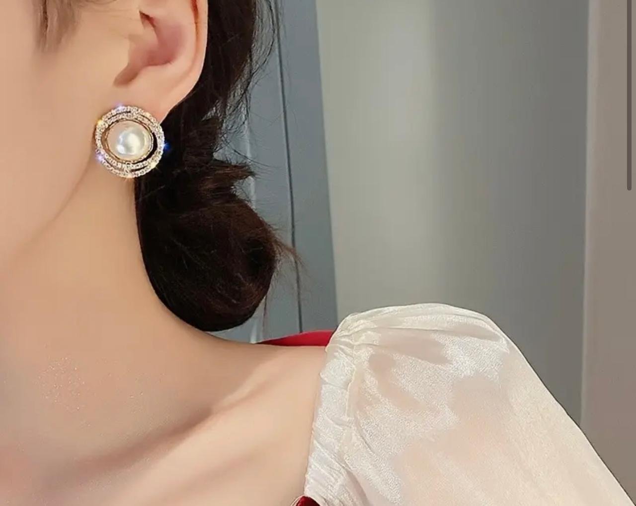 Second image of 5 WORKING DAYS 1 Pair Elegant Pearl & Rhinestone Earrings