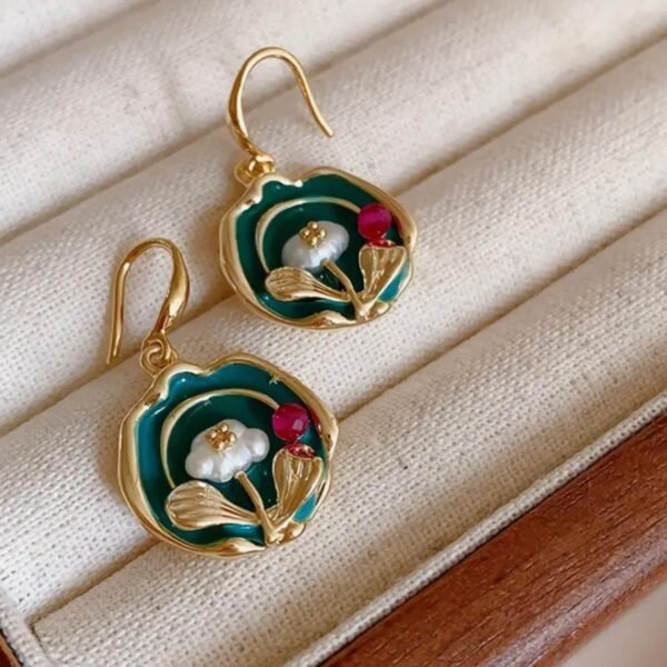 5 WORKING DAYS Elegant, vintage-inspired faux pearl earrings for women