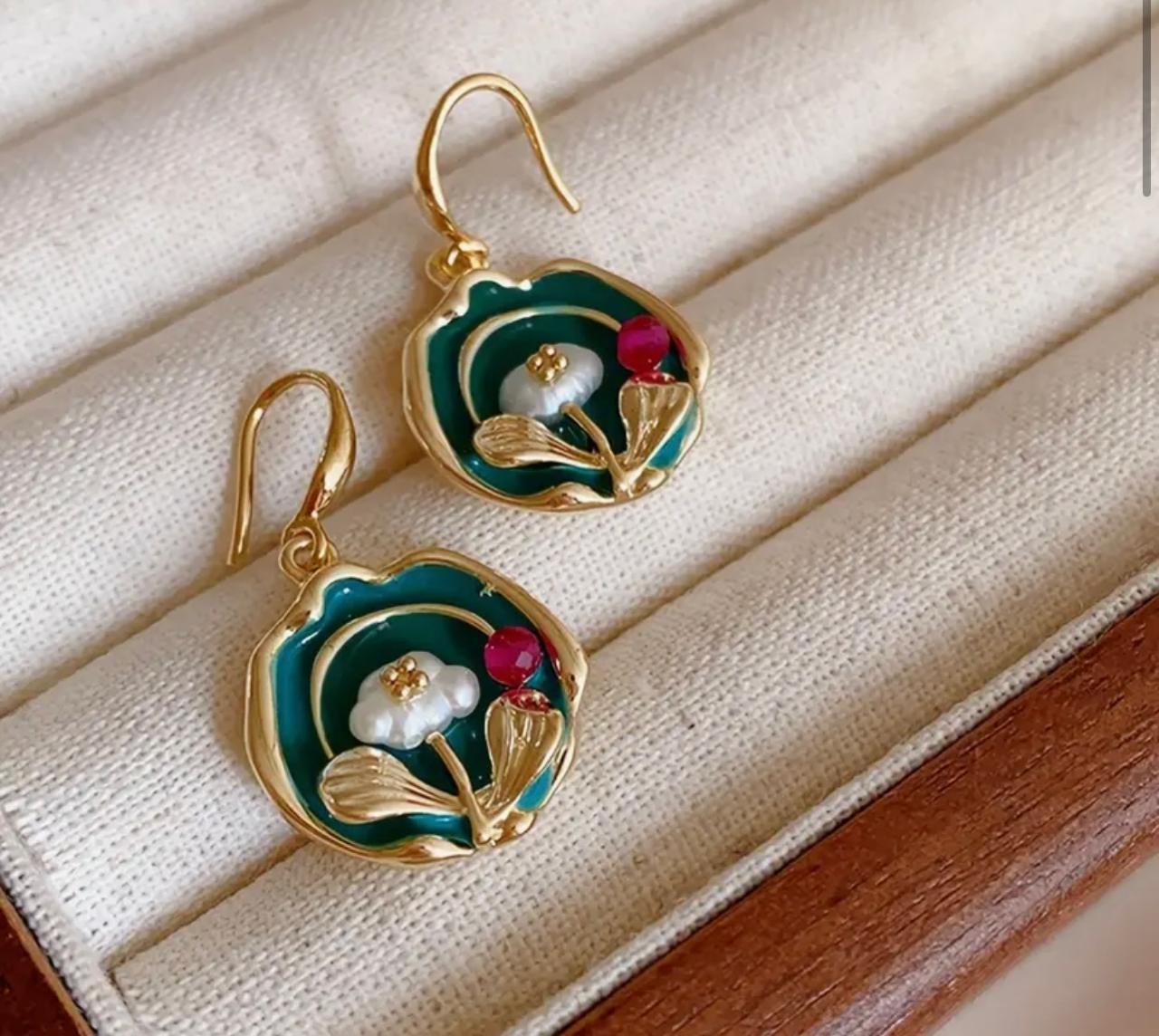 5 WORKING DAYS Elegant, vintage-inspired faux pearl earrings for women