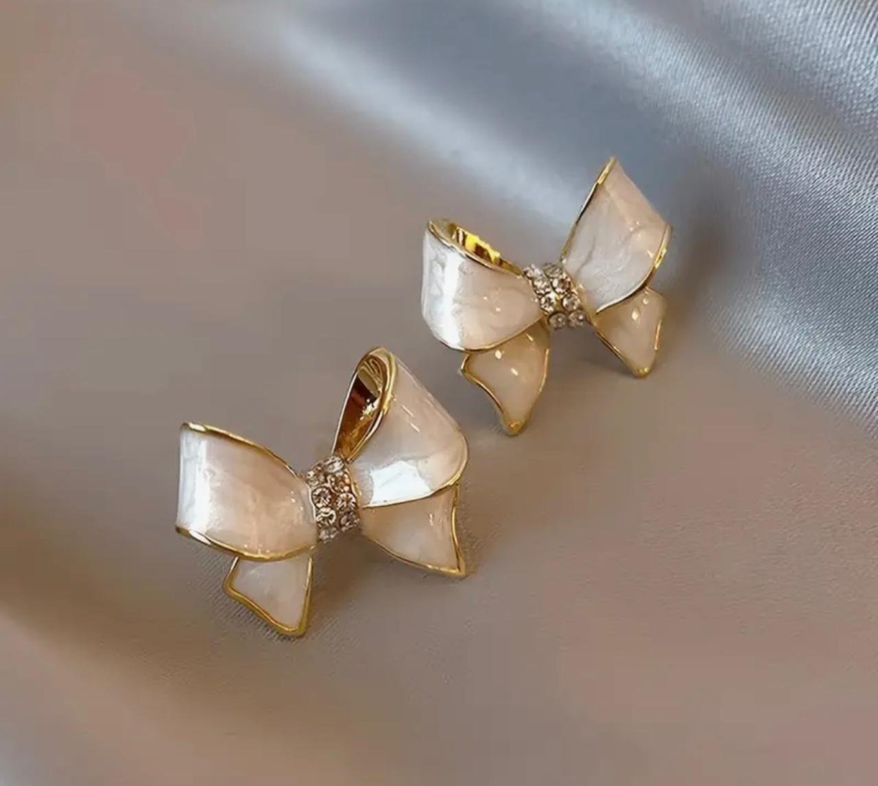 1 Pair of Elegant White Enamel Bow Earrings
